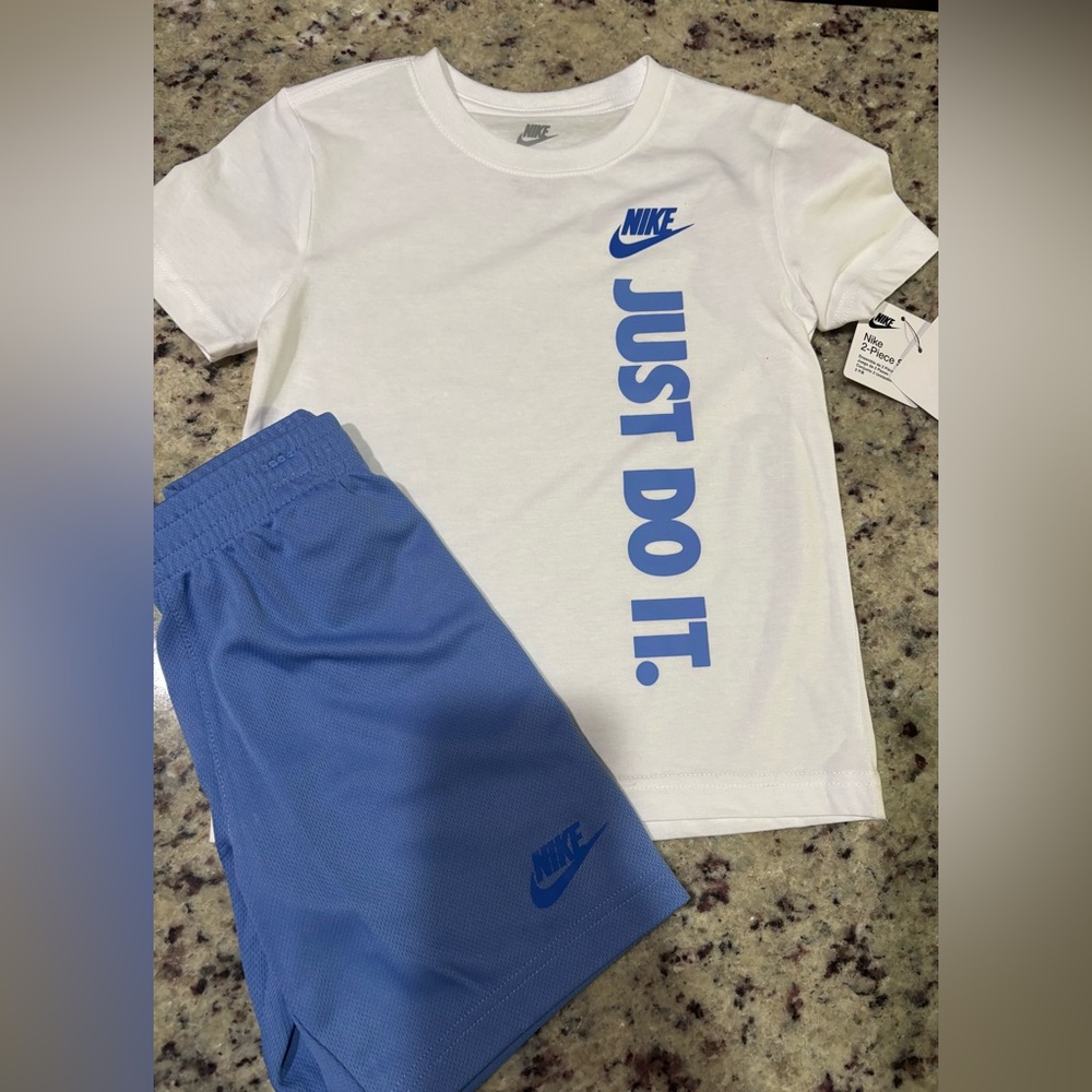 Nike nwt size 6 short set